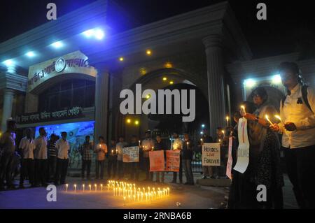 DHAKA, 25 febbraio 2016 -- studenti bengalesi di diverse università tengono le candele per celebrare il settimo anniversario dell'uccisione della BDR a Dacca, Bangladesh, 25 febbraio 2016. L'orrendo ammutinamento di due giorni della Guardia di frontiera del Bangladesh (BGB), precedentemente nota come Bangladesh Rifles (BDR), ha causato la morte di 74 persone, tra cui 57 ufficiali distaccati dall'esercito. ) BANGLADESH-DHAKA-BDR KILLING-ANNIVERSARY SharifulxIslam PUBLICATIONxNOTxINxCHN Dhaka Feb 25 2016 studenti bengalesi di diverse università tengono le candele in occasione del settimo anniversario dell'uccisione della BDR a Dacca Bangladesh febbraio 25 2016 l'orrenda dei due giorni Foto Stock