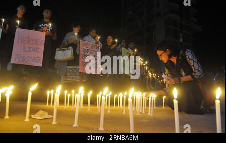 DHAKA, 25 febbraio 2016 -- studenti bengalesi di diverse università tengono le candele per celebrare il settimo anniversario dell'uccisione della BDR a Dacca, Bangladesh, 25 febbraio 2016. L'orrendo ammutinamento di due giorni della Guardia di frontiera del Bangladesh (BGB), precedentemente nota come Bangladesh Rifles (BDR), ha causato la morte di 74 persone, tra cui 57 ufficiali distaccati dall'esercito. ) BANGLADESH-DHAKA-BDR KILLING-ANNIVERSARY SharifulxIslam PUBLICATIONxNOTxINxCHN Dhaka Feb 25 2016 studenti bengalesi di diverse università tengono le candele in occasione del settimo anniversario dell'uccisione della BDR a Dacca Bangladesh febbraio 25 2016 l'orrenda dei due giorni Foto Stock