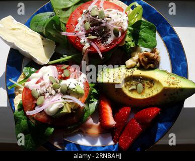 Deliziose torte di riso biologiche con avocado e formaggio Foto Stock