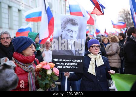 (160227) -- MOSCA, 27 febbraio 2016 -- Una donna tiene uno striscione che legge "onesto è la nostra superiorità davanti al sistema" durante una marcia in memoria del politico russo dell'opposizione Boris Nemtsov nel primo anniversario del suo omicidio a Mosca, in Russia, il 27 febbraio 2016. Circa 50.000 luttuosi di Nemtsov si sono riuniti qui il sabato per una marcia di messa. Nemtsov, ex vice primo ministro russo e critico esplicito del presidente Vladimir Putin, è stato ucciso a colpi d'arma da fuoco intorno alla mezzanotte del 27 febbraio 2015 nei pressi del Cremlino.) RUSSIA-MOSCA-NEMTSOV-MARZO-COMMEMORAZIONE BaixXueqi PUBLICATIONxNOTxINxCHN Mosca febbraio 27 2016 a Wo Foto Stock