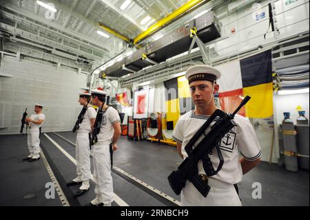 (160229) -- SINGAPORE, 29 febbraio 2016 -- i marinai della marina francese si preparano all'arrivo degli ospiti nell'hangar della fregata multimissione Provence della marina francese attraccata alla base navale Changi di Singapore, 29 febbraio 2016. La fregata multimissione della Marina francese Provence si aprì ai media mentre era ormeggiata alla base navale Changi di Singapore lunedì durante il suo primo viaggio di prova. ) SINGAPORE-FRANCIA-MARINA-PROVENZA ThenxChihxWey PUBLICATIONxNOTxINxCHN Singapore febbraio 29 2016 i marinai della Marina francese si preparano all'arrivo degli ospiti nell'Hangar della Marina francese Multi Mission Frigate Provence attraccato A Singapor Foto Stock