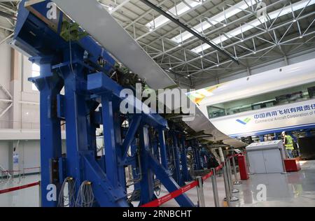 (160229) -- SHANGHAI, Feb. 29, 2016 -- foto scattata il 29 Feb. 2016 mostra parte di un profilo alare del C919 sul suo banco di prova presso la base di ricerca di Shanghai Aircraft Design and Research Institute of the Commercial Aircraft Corp. Of China (COMAC), a Shanghai, nella Cina orientale. L'aereo C919, il primo aereo passeggeri di grandi dimensioni prodotto in Cina, è stato sviluppato dal COMAC. Il C919 ha 158 posti, un'autonomia standard di 4.075 chilometri e un'estensione di 5.555 chilometri. L'aereo C919 dovrebbe avere il suo primo volo nel 2016. ) (CXY) CINA-SHANGHAI-AEREO PASSEGGERI-C919 (CN) PEIXXIN PUBLICA Foto Stock