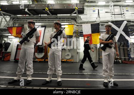 (160229) -- SINGAPORE, 29 febbraio 2016 -- i marinai della marina francese si preparano all'arrivo degli ospiti nell'hangar della fregata multimissione Provence della marina francese attraccata alla base navale Changi di Singapore, 29 febbraio 2016. La fregata multimissione della Marina francese Provence si aprì ai media mentre era ormeggiata alla base navale Changi di Singapore lunedì durante il suo primo viaggio di prova. ) SINGAPORE-FRANCIA-MARINA-PROVENZA ThenxChihxWey PUBLICATIONxNOTxINxCHN Singapore febbraio 29 2016 i marinai della Marina francese si preparano all'arrivo degli ospiti nell'Hangar della Marina francese Multi Mission Frigate Provence attraccato A Singapor Foto Stock