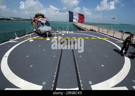 (160229) -- SINGAPORE, 29 febbraio 2016 -- foto scattata il 29 febbraio 2016 mostra un elicottero NH90 Caiman sul ponte della fregata multimissione Provence della marina francese attraccata alla base navale Changi di Singapore. La fregata multimissione della Marina francese Provence si aprì ai media mentre era ormeggiata alla base navale Changi di Singapore lunedì durante il suo primo viaggio di prova. ) SINGAPORE-FRANCIA-MARINA-PROVENZA ThenxChihxWey PUBLICATIONxNOTxINxCHN Singapore febbraio 29 2016 la foto scattata IL 29 2016 febbraio mostra l'elicottero NH90 Caiman SUL ponte della Marina francese Multi Mission Frigate Provence attraccato A Singapore S Cha Foto Stock