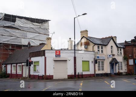 Slough, Berkshire, Regno Unito. 1 settembre 2023. L'ex pub Printers Devil, una risorsa storica in Stoke Road, Slough, Berkshire, deve essere demolito e sostituito con un blocco di appartamenti. Slough Borough Council ha perso un appello da parte degli sviluppatori Silver Hey Properties Ltd, il che significa che l'ex pub con un design architettonico del XIX secolo che è stato lateralmente utilizzato come uffici per Rai Solicitors, sarà demolito e sostituito con un blocco di appartamenti a sette piani. Gran parte della storia di Slough viene demolita e sostituita con appartamenti. Credito: Maureen McLean/Alamy Live News Foto Stock