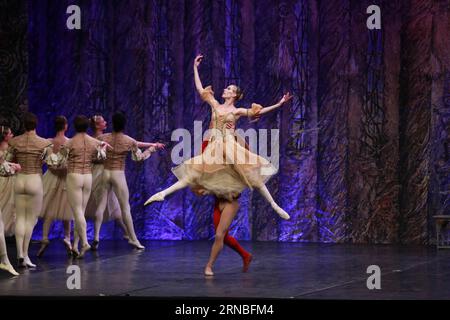 (160304) -- SARAJEVO, 4 marzo 2016 -- i membri del Balletto Imperiale Russo eseguono il lago dei cigni sul palco del palco dello sport Zetra a Sarajevo, Bosnia-Erzegovina il 4 marzo 2016. ) BOSNIA-ERZEGOVINA-SARAJEVO-RUSSIA-LAGO DEI CIGNI HarisxMemija PUBLICATIONxNOTxINxCHN Sarajevo 4 marzo 2016 i membri del Balletto Imperiale Russo eseguono il Lago dei cigni SUL palco della sala dello sport Zetra a Sarajevo Bosnia-Erzegovina IL 4 marzo 2016 Bosnia-Erzegovina Sarajevo Russia Lago dei cigni HarisxMemija PUBLICATIONTxINxCHN Foto Stock