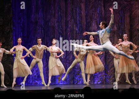 (160304) -- SARAJEVO, 4 marzo 2016 -- i membri del Balletto Imperiale Russo eseguono il lago dei cigni sul palco del palco dello sport Zetra a Sarajevo, Bosnia-Erzegovina il 4 marzo 2016. ) BOSNIA-ERZEGOVINA-SARAJEVO-RUSSIA-LAGO DEI CIGNI HarisxMemija PUBLICATIONxNOTxINxCHN Sarajevo 4 marzo 2016 i membri del Balletto Imperiale Russo eseguono il Lago dei cigni SUL palco della sala dello sport Zetra a Sarajevo Bosnia-Erzegovina IL 4 marzo 2016 Bosnia-Erzegovina Sarajevo Russia Lago dei cigni HarisxMemija PUBLICATIONTxINxCHN Foto Stock