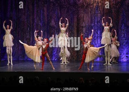 (160304) -- SARAJEVO, 4 marzo 2016 -- i membri del Balletto Imperiale Russo eseguono il lago dei cigni sul palco del palco dello sport Zetra a Sarajevo, Bosnia-Erzegovina il 4 marzo 2016. ) BOSNIA-ERZEGOVINA-SARAJEVO-RUSSIA-LAGO DEI CIGNI HarisxMemija PUBLICATIONxNOTxINxCHN Sarajevo 4 marzo 2016 i membri del Balletto Imperiale Russo eseguono il Lago dei cigni SUL palco della sala dello sport Zetra a Sarajevo Bosnia-Erzegovina IL 4 marzo 2016 Bosnia-Erzegovina Sarajevo Russia Lago dei cigni HarisxMemija PUBLICATIONTxINxCHN Foto Stock