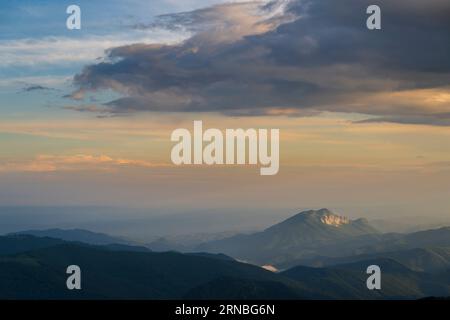 Tramonto sulla montagna in Romania Foto Stock