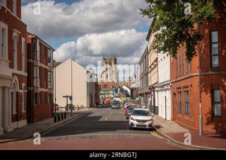 Una vista di Hull Minster lungo Queen Street dal lungomare di Kingston upon Hull, East Yorkshire, Regno Unito Foto Stock
