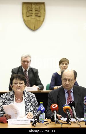 (160306) -- BRATISLAVA, 6 marzo 2016 -- Ludmila Benkovicova (L, fronte), capo dell'Ufficio statistico della Slovacchia, annuncia i risultati ufficiali delle elezioni generali nella capitale slovacca di Bratislava il 6 marzo 2016. I risultati ufficiali pubblicati domenica sera dal Comitato di Stato per l'elezione e la supervisione dei partiti politici finanziatori e dall'Ufficio statistico slovacco hanno mostrato che il partito Smer-SD aveva vinto le elezioni generali in Slovacchia con il 28,28% dei voti. ) SLOVACCHIA-BRATISLAVA-ELEZIONI GENERALI-RISULTATI AndrejxKlizan PUBLICATIONxNOTxINxCHN Bratislava 6 marzo 2016 Ludmila Foto Stock