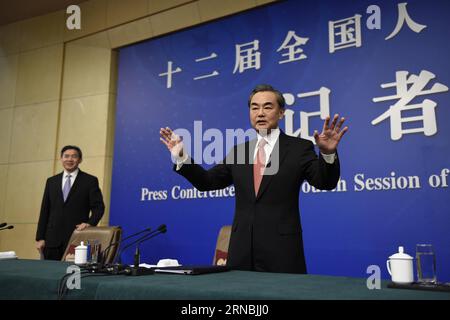 (160308) -- PECHINO, 8 marzo 2016 -- il ministro degli Esteri cinese Wang Yi (R) saluta i giornalisti mentre partecipa a una conferenza stampa sulla politica estera e le relazioni estere della Cina ai margini della quarta sessione del XII Congresso nazionale del popolo cinese a Pechino, capitale della Cina, 8 marzo 2016. )(mcg) (DUE SESSIONI)CINA-PECHINO-NPC-CONFERENZA STAMPA-WANG YI (CN) ChenxYichen PUBLICATIONxNOTxINxCHN Pechino 8 marzo 2016 i ministri degli Esteri cinesi Wang Yi r salutano i giornalisti mentre partecipa a una conferenza stampa SULLA politica estera e le relazioni estere della Cina SULLA linea direttrice del quarto sessi Foto Stock