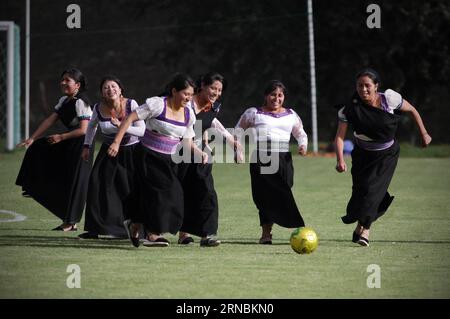 Bilder des Tages Internationaler Frauentag - Frauen in ecuadorianischen Trachten spielen Fußball (160308) -- PILAHUIN, 8 marzo 2016 -- la foto scattata il 5 marzo 2016 mostra le calciatrici della comunità Pilahuin che prendono parte a una partita di calcio contro le loro avversarie della comunità Chibuleo, a Pilahuin, provincia di Tungurahua, Ecuador. Pilahuin è un villaggio indigeno situato negli altopiani centrali dell'Ecuador. I nativi del Pilahuin parlano kichwa , e mantengono le tradizioni in termini di vestiti, feste e uso di strumenti musicali. (jg) (ah) ECUADOR-PILAHUIN-WO Foto Stock