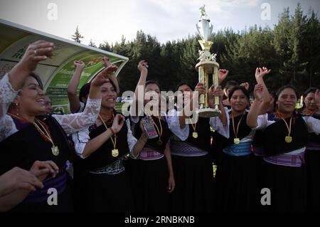 Internationaler Frauentag - Frauen in ecuadorianischen Trachten spielen Fußball (160308) -- PILAHUIN, 8 marzo 2016 -- foto scattata il 5 marzo 2016 mostra le calciatrici della comunità Pilahuin che tengono un trofeo dopo aver vinto un torneo di calcio locale a Pilahuin, provincia di Tungurahua, Ecuador. Pilahuin è un villaggio indigeno situato negli altopiani centrali dell'Ecuador. I nativi del Pilahuin parlano kichwa , e mantengono le tradizioni in termini di vestiti, feste e uso di strumenti musicali. (jg) ah) ECUADOR-PILAHUIN-WOMEN'S DAY-FEATURE SANTIAGOxARMAS PUBLICATI Foto Stock