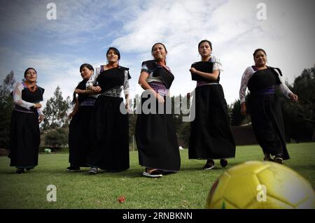 Internationaler Frauentag - Frauen in ecuadorianischen Trachten spielen Fußball (160308) -- PILAHUIN, 8 marzo 2016 -- foto scattata il 5 marzo 2016 mostra le calciatrici della comunità Pilahuin che prendono parte a una partita di calcio contro le loro avversarie della comunità Chibuleo, a Pilahuin, provincia di Tungurahua, Ecuador. Pilahuin è un villaggio indigeno situato negli altopiani centrali dell'Ecuador. I nativi del Pilahuin parlano kichwa , e mantengono le tradizioni in termini di vestiti, feste e uso di strumenti musicali. (JG) (AH) ECUADOR-PILAHUIN-WOMEN'S DAY-FEATURE Foto Stock