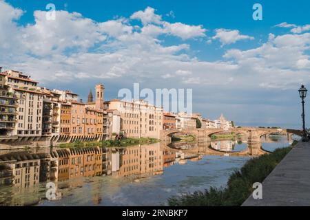 Edifici residenziali sul fiume Arno, Ponte Santa Trinita, Firenze Foto Stock