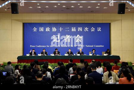 (160309) -- PECHINO, 9 marzo 2016 -- Huang Jiefu (C), fan Xiaojian (3rd R), Hu Xiaoyi (3rd L), li Weihong (2nd R) e Liu Changming (2nd L), cinque membri del 12th National Committee of the Chinese People S Political Consultative Conference, tenere una conferenza stampa sullo sviluppo del sostentamento delle persone a Pechino, capitale della Cina, 9 marzo 2016. )(mcg) (DUE SESSIONI)CINA-PECHINO-CPPCC-CONFERENZA STAMPA (CN) ChenxYichen PUBLICATIONxNOTxINxCHN Pechino 9 marzo 2016 Huang Jiefu C supporter Xiaojian 3rd r HU Xiaoyi 3rd l Left Weihong 2nd r e Liu Chang Ming 2nd l cinque membri del 12th Foto Stock