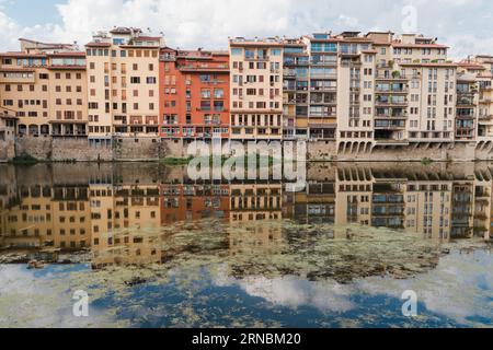 Edifici residenziali sul fiume Arno, Ponto Vecchio, Firenze Foto Stock
