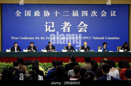 (160309) -- PECHINO, 9 marzo 2016 -- Huang Jiefu (C), fan Xiaojian (3rd R), Hu Xiaoyi (3rd L), li Weihong (2nd R) e Liu Changming (2nd L), cinque membri del 12th National Committee of the Chinese People S Political Consultative Conference, tenere una conferenza stampa sullo sviluppo del sostentamento delle persone a Pechino, capitale della Cina, 9 marzo 2016. )(mcg) (DUE SESSIONI)CINA-PECHINO-CPPCC-CONFERENZA STAMPA (CN) ChenxYichen PUBLICATIONxNOTxINxCHN Pechino 9 marzo 2016 Huang Jiefu C supporter Xiaojian 3rd r HU Xiaoyi 3rd l Left Weihong 2nd r e Liu Chang Ming 2nd l cinque membri del 12th Foto Stock