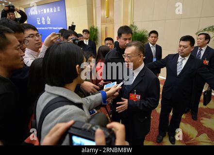 (160309) -- PECHINO, 9 marzo 2016 -- Huang Jiefu, membro del 12° Comitato Nazionale della Conferenza politica consultiva del popolo cinese, è circondato da giornalisti dopo una conferenza stampa a Pechino, capitale della Cina, il 9 marzo 2016. )(mcg) (DUE SESSIONI)CINA-PECHINO-CPPCC-CONFERENZA STAMPA (CN) LixXin PUBLICATIONxNOTxINxCHN Pechino 9 marzo 2016 Huang Jiefu membro del 12° Comitato Nazionale della Conferenza consultiva politica delle celebrità cinesi È circondato da giornalisti dopo una conferenza stampa a Pechino capitale della Cina 9 marzo 2016 mcg Two Sessions China BE Foto Stock