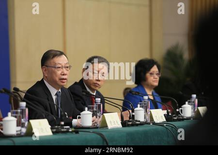 (160309) -- PECHINO, 9 marzo 2016 -- Huang Jiefu (1st L), membro del 12th National Committee of the Chinese People S Political Consultative Conference, risponde alle domande durante una conferenza stampa sullo sviluppo del sostentamento delle persone a Pechino, capitale della Cina, 9 marzo 2016. )(mcg) (DUE SESSIONI)CINA-PECHINO-CPPCC-CONFERENZA STAMPA (CN) ChenxJunqing PUBLICATIONxNOTxINxCHN Pechino 9 marzo 2016 Huang Jiefu 1° l membro del 12° Comitato Nazionale della Conferenza consultiva politica delle celebrità cinesi risponde alle domande nel corso di una conferenza stampa SULLO sviluppo della CE Foto Stock