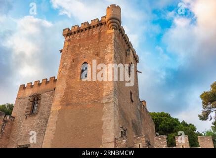 Torre di un vecchio castello con balcone e diverse finestre Foto Stock