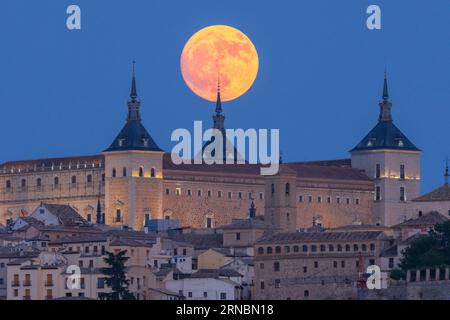 Super moon over Alcázar castle. World Heritage Stock Photo
