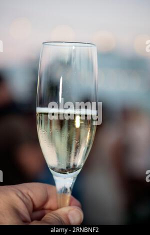Bicchiere di champagne sul tetto Foto Stock