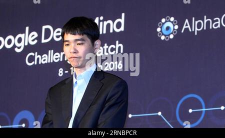 (160310) -- SEOUL, 10 marzo 2016 -- Lee Sedol, giocatore professionista sudcoreano di Go, reagisce durante la conferenza stampa dopo aver scaricato la partita del secondo round del Google DeepMind Challenge match contro il programma di intelligenza artificiale di Google, AlphaGo, a Seoul, Corea del Sud, 10 marzo, 2016. ) (SP)COREA DEL SUD-GO-LEE SEDOL VS ALPHAGO-SECOND ROUND YaoxQilin PUBLICATIONxNOTxINxCHN 160310 Seul 10 marzo 2016 il giocatore professionista sudcoreano Go Lee reagisce durante la conferenza stampa dopo il secondo round match del Google Challenge match contro il programma di intelligenza artificiale di Google in S. Foto Stock