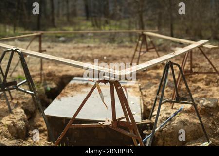 Riparazione della principale di riscaldamento. Incidente fognario. Tubi scavati. Foto Stock