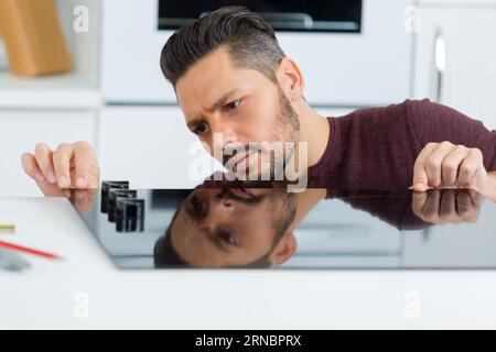 installatore di cucina al lavoro di falegname Foto Stock