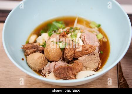Spaghetti di riso con manzo brasato e polpetta in un recipiente Foto Stock