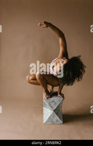 Il ballerino contemporaneo in studio posa con il braccio sopra il corpo Foto Stock