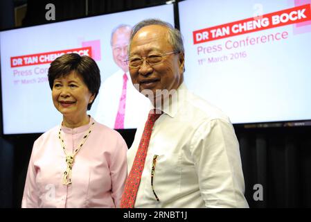 (160311) -- SINGAPORE, 11 marzo 2016 -- l'ex membro del parlamento di Singapore Tan Cheng Bock (R) partecipa a una conferenza stampa a Singapore l'11 marzo 2016. Tan Cheng Bock, candidato presidenziale nel 2011, ha detto alla conferenza stampa che aveva in programma di candidarsi alla presidenza nelle prossime elezioni. SINGAPORE-TAN CHENG BOCK-ELEZIONE PRESIDENZIALE ThenxChihxWey PUBLICATIONxNOTxINxCHN Singapore 11 marzo 2016 L'ex membro del Parlamento di Singapore TAN Cheng Bock r partecipa a una conferenza stampa a Singapore 11 marzo 2016 TAN Cheng Bock candidato presidenziale nel 2011 HA DETTO alla conferenza stampa il Foto Stock