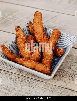 Servizio di cosce di pollo in pastella e fritte Foto Stock