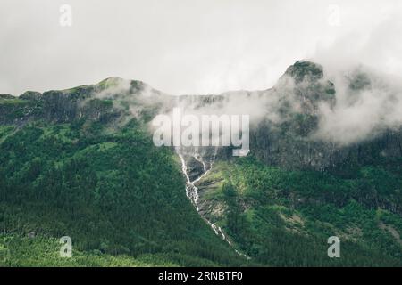 Enormi cascate nei fiordi in Norvegia Foto Stock