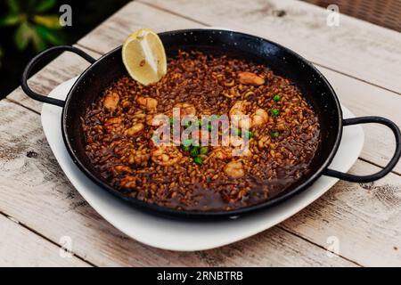 Una tipica paella di pesce valenciano con riso Foto Stock