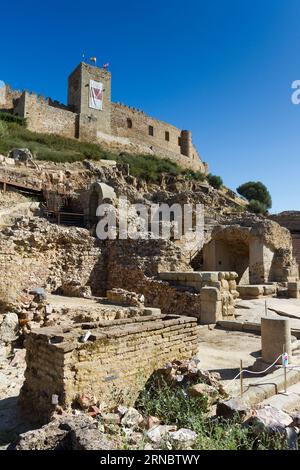 Antico teatro romano e castello, Medellin, Badajoz, Estremadura, Spagna Foto Stock