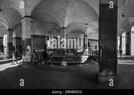 Uscita della metropolitana dalla stazione di Chambers Street, con alcune persone che passano Foto Stock