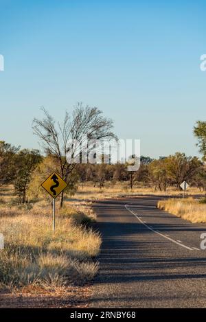 La strada di avvicinamento, Darken Drive (fuori Larapinta Drive), per Rungutjirba Ridge e Simpsons Gap (Rungutjirpa) nel territorio del Nord (NT) Australia Foto Stock