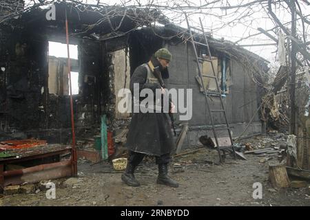 (160314) -- DONETSK, 14 marzo 2016 -- un militante armato esce da una casa distrutta nel villaggio Zaytseve di Donetsk, Ucraina, 14 marzo 2016.) UCRAINA-DONETSK-MILITANTI AlexanderxErmochenko PUBLICATIONxNOTxINxCHN 160314 Donetsk 14 marzo 2016 a militante armato esce da una casa distrutta nel villaggio di Donetsk Ucraina 14 marzo 2016 Ucraina Donetsk militante AlexanderxErmochenko PUBLICATIONxNOTxINxCHN Foto Stock