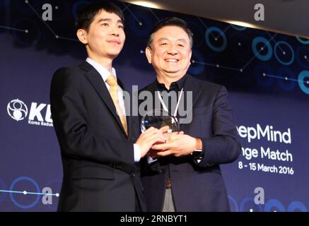 (160315) -- SEOUL, 15 marzo 2016 -- Hong Seok-Hyun (R), presidente della Baduk Association della Corea del Sud, assegna il giocatore professionista sudcoreano Lee Sedol dopo che Lee ha terminato la partita finale del Google DeepMind Challenge match contro il programma di intelligenza artificiale di Google, AlphaGo, a Seul, Corea del Sud, 15 marzo, 2016. il programma per computer Go-Playing di Google ha nuovamente sconfitto il suo avversario umano in una partita finale martedì che ha segnato la sua vittoria nel 4-1. ) (SP)COREA DEL SUD-GO-LEE SEDOL VS ALPHAGO-QUINTO ROUND YaoxQilin PUBLICATIONxNOTxINxCHN Seoul 15 marzo 2016 Hong Seok Hyun r Presidente del Sud K. Foto Stock