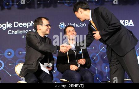 (160315) -- SEOUL, 15 marzo 2016 -- il giocatore professionista sudcoreano Lee Sedol (R) stringe la mano a Demis Hassabis(L), CEO della società di intelligenza artificiale DeepMind di Google, con sede a Londra, durante una conferenza stampa dopo aver terminato l'incontro finale del Google DeepMind Challenge match contro il programma di intelligenza artificiale di Google, AlphaGo, a Seoul, Corea del Sud, 15 marzo, 2016. il programma per computer Go-Playing di Google ha nuovamente sconfitto il suo avversario umano in una partita finale martedì che ha segnato la sua vittoria nel 4-1. ) (SP)COREA DEL SUD-GO-LEE SEDOL VS ALPHAGO-QUINTO ROUND YaoxQilin PUBLICATIONxNOTxINxCHN Seoul marzo Foto Stock