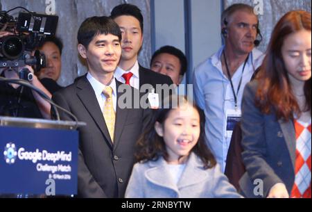 (160315) -- SEOUL, 15 marzo 2016 -- Lee Sedol (C), giocatore professionista sudcoreano di Go, partecipa a una conferenza stampa dopo aver terminato la partita finale del Google DeepMind Challenge match contro il programma di intelligenza artificiale di Google, AlphaGo, a Seoul, Corea del Sud, 15 marzo, 2016. il programma per computer Go-Playing di Google ha nuovamente sconfitto il suo avversario umano in una partita finale martedì che ha segnato la sua vittoria nel 4-1. ) (SP)SOUTH KOREA-GO-LEE SEDOL VS ALPHAGO-QUINTO ROUND YaoxQilin PUBLICATIONxNOTxINxCHN Seoul 15 marzo 2016 il giocatore professionista sudcoreano Go Lee C partecipa a una conferenza stampa dopo fini Foto Stock