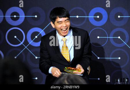 (160315) -- SEOUL, 15 marzo 2016 -- Lee Sedol, professionista sudcoreano di Go, partecipa a una conferenza stampa dopo aver terminato la partita finale del Google DeepMind Challenge match contro il programma di intelligenza artificiale di Google, AlphaGo, a Seul, Corea del Sud, 15 marzo, 2016. il programma per computer Go-Playing di Google ha nuovamente sconfitto il suo avversario umano in una partita finale martedì che ha segnato la sua vittoria nel 4-1. ) (SP)SOUTH KOREA-GO-LEE SEDOL VS ALPHAGO-QUINTO ROUND GangxYe PUBLICATIONxNOTxINxCHN Seoul 15 marzo 2016 il giocatore professionista sudcoreano Go Lee partecipa a una conferenza stampa dopo il traguardo Foto Stock