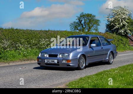 Anni '1986 80 Ford Sierra RS Cosworth Blue Car Hatchback benzina 1993 cc in rotta per la mostra di auto d'epoca Capesthorne Hall, Cheshire, Regno Unito Foto Stock