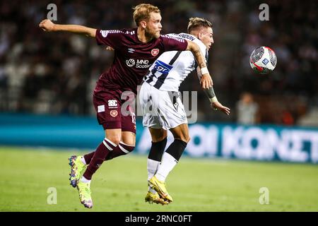 Salonicco, Grecia. 31 agosto 2023. Nathaniel Atkinson di Heart (a sinistra) e Brandon Thomas di PAOK (a destra) combattono per il pallone durante una partita tra PAOK FC e Hearts FC. Partita di playoff della Conference League tra PAOK FC e Heart of Midlothian. La partita finì 4-0. (Immagine di credito: © Giannis Papanikos/ZUMA Press Wire) SOLO USO EDITORIALE! Non per USO commerciale! Foto Stock