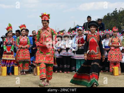 (160318) - WEISHAN, 18 marzo 2016 -- le ragazze partecipano a un concorso di bellezza durante il Festival della fioritura delle pere a ma anshan Township of Weishan Yi and Hui Autonomous County, nella provincia dello Yunnan della Cina sud-occidentale, 17 marzo 2016. Il Festival della fioritura delle pere che si tiene a Weishan Yi e nella contea autonoma di Hui ha attirato molti visitatori. ) (Zwx) CHINA-YUNNAN-WEISHAN-PEAR BLOSSOM FESTIVAL (CN) ChenxHaining PUBLICATIONxNOTxINxCHN Weishan 18 marzo 2016 le ragazze partecipano a un concorso di bellezza durante il Pear Blossom Festival a ma Anshan Township of Weishan Yi and Hui Autonomous County Southwest China S Yunnan Province 17 marzo 2016 Pear Foto Stock