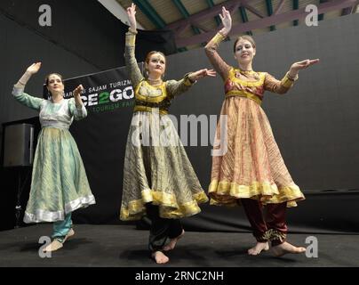 (160319) -- ZAGABRIA, 19 marzo 2016 -- i ballerini si esibiscono nella danza tradizionale indiana durante la quinta fiera internazionale del turismo di Place2go a Zagabria, capitale della Croazia, 19 marzo 2016. Un totale di 160 espositori provenienti da 20 paesi hanno partecipato alla fiera che ha avuto inizio venerdì. ) CROAZIA-ZAGABRIA-FIERA INTERNAZIONALE DEL TURISMO MisoxLisanin PUBLICATIONxNOTxINxCHN Zagabria 19 marzo 2016 i ballerini eseguono la danza tradizionale indiana durante la quinta Fiera internazionale del turismo a Zagabria capitale della Croazia 19 marzo 2016 un totale di 160 espositori provenienti da 20 paesi hanno preso parte alla fiera che ha avuto inizio venerdì Croati Foto Stock