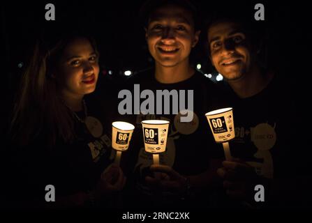 (160320) -- BUENOS AIRES, 20 marzo 2016 -- i residenti partecipano all'evento annuale dell'ora della Terra a Buenos Aires, Argentina, 19 marzo 2016. ) ARGENTINA-BUENOS AIRES-EARTH HOUR MartinxZabala PUBLICATIONxNOTxINxCHN Buenos Aires 20 marzo 2016 i residenti partecipano all'evento annuale dell'ora della Terra a Buenos Aires Argentina 19 marzo 2016 Argentina Buenos Aires Earth Hour MartinXZabala PUBLICATIONxNOTxINxCHN Foto Stock